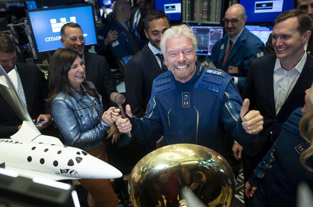 Bilionário Richard Branson vai ao espaço a bordo do foguete da Virgin Galactic, neste domingo (11)