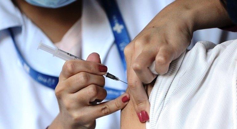 Dor no braço após vacina: Efeito é da agulha ou da substância?