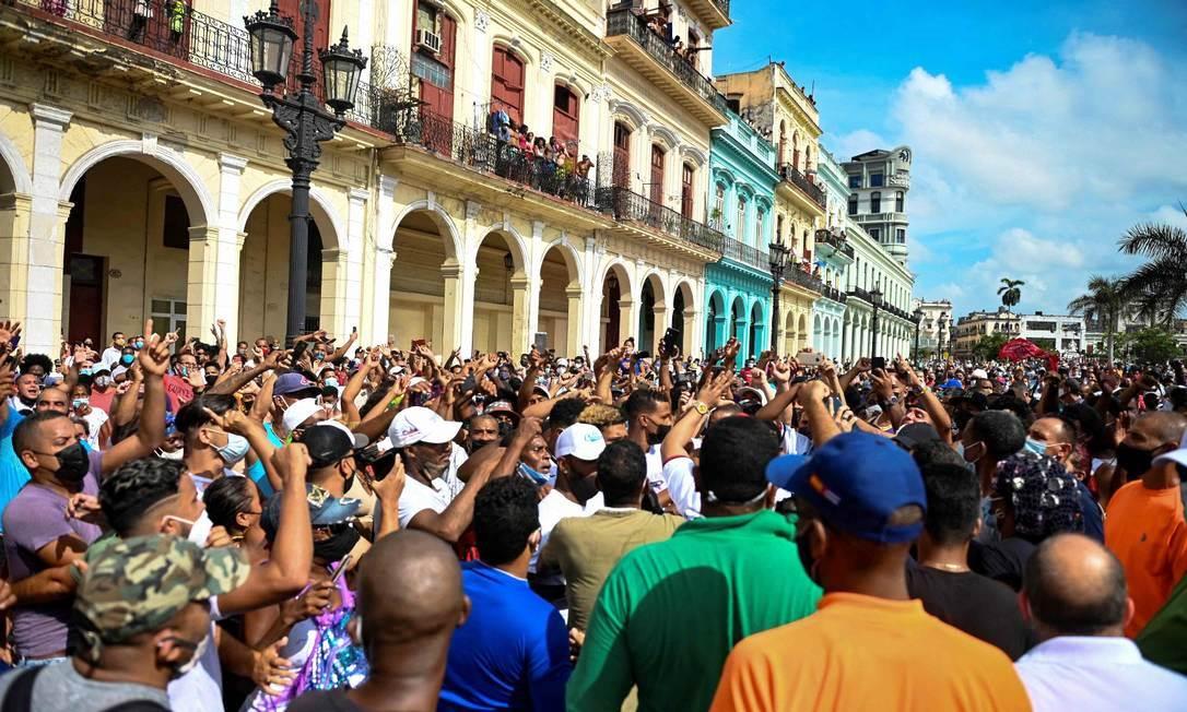 Milhares protestam em Cuba, em meio a recorde de casos de Covid-19 e escassez de luz e comida