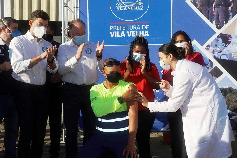 Trabalhadores de limpeza urbana e resíduos sólidos começam a ser vacinados no ES