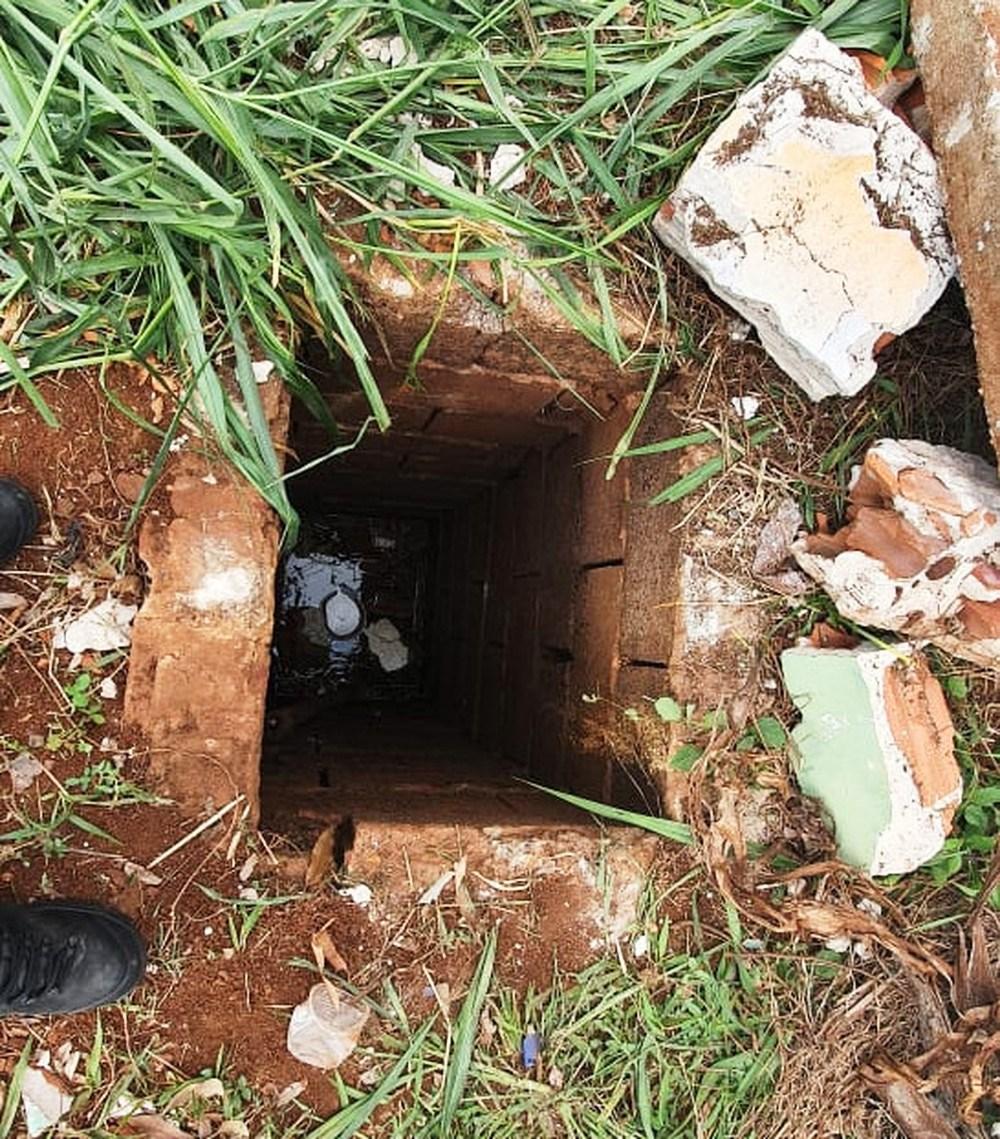 Mulher é agredida e abandonada em buraco com cerca de 3 metros de profundidade