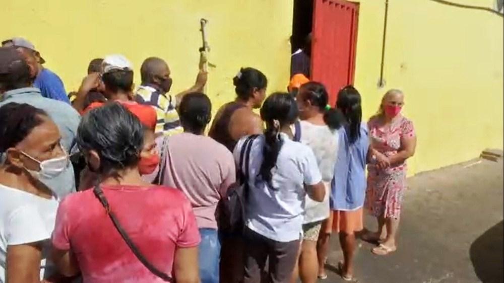 Famílias carentes fazem fila para pegar ossos doados por açougue