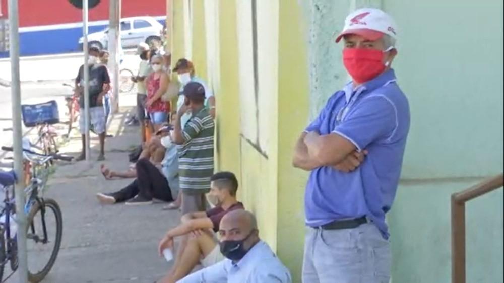 Famílias carentes fazem fila para pegar ossos doados por açougue