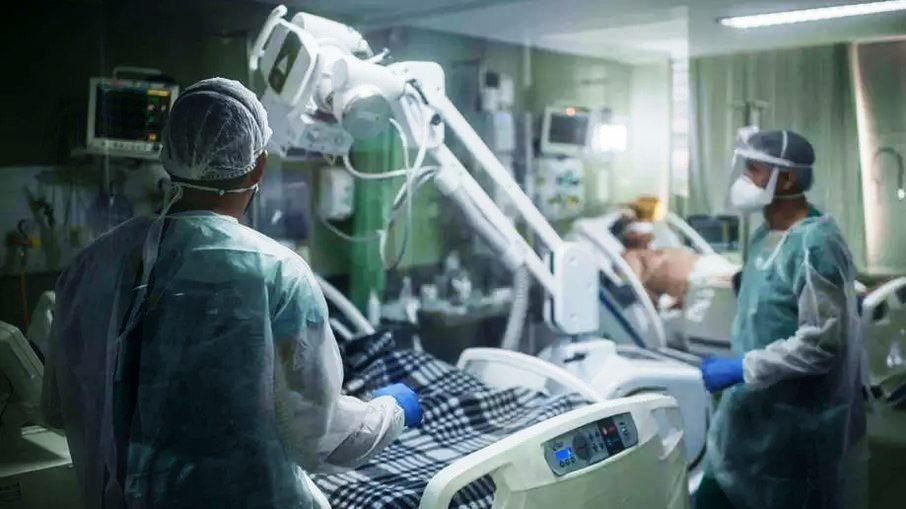 Brasil registra menos de mil mortes por coronavírus nas últimas 24 horas