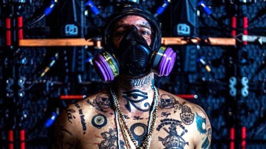 “Pare de usar nome de Deus pra justificar maldade de homens”, diz Tico Santa Cruz