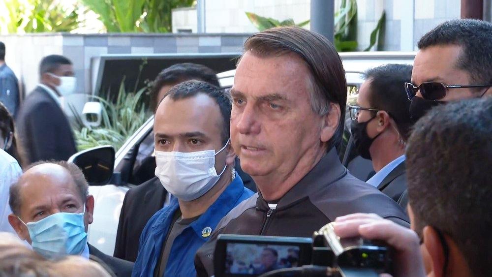 Bolsonaro tem alta de hospital e se defende de suspeitas de irregularidades na compra de vacinas