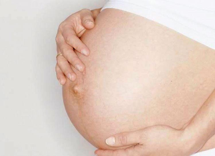 Mulher grávida tem pedido de cesárea negado e carrega bebe morto na barriga por 7 dias