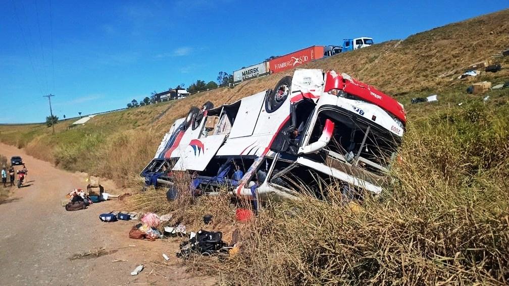 Ônibus cai em ribanceira e deixa 3 mortos e 37 feridos em Rio Claro