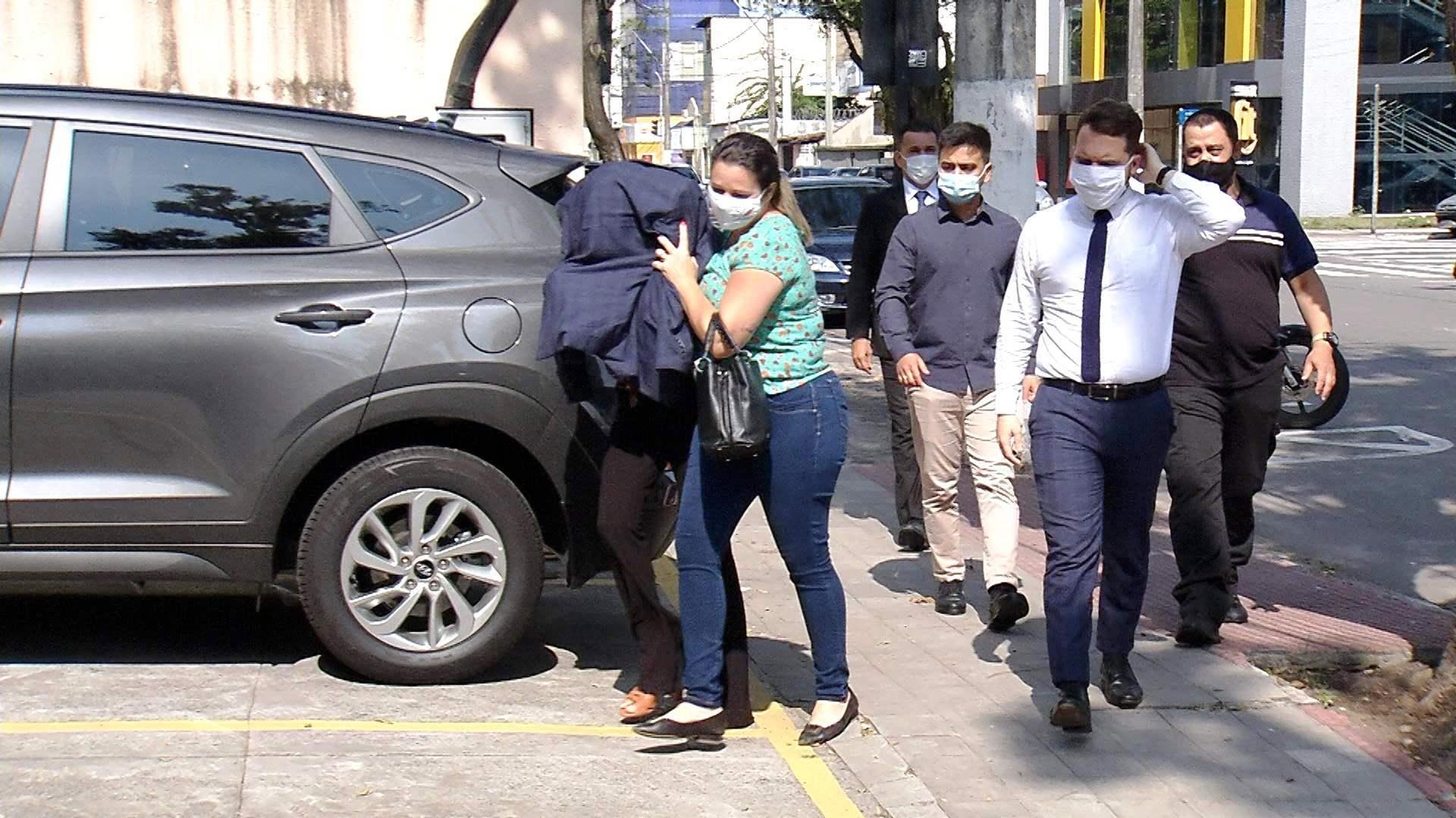 Advogados suspeitos de ajudar criminosos em presídio são presos e transferidos para o sistema prisional federal