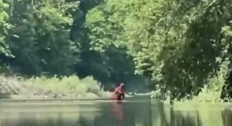 Homem diz ter filmado pé-grande carregando um bebê em rio