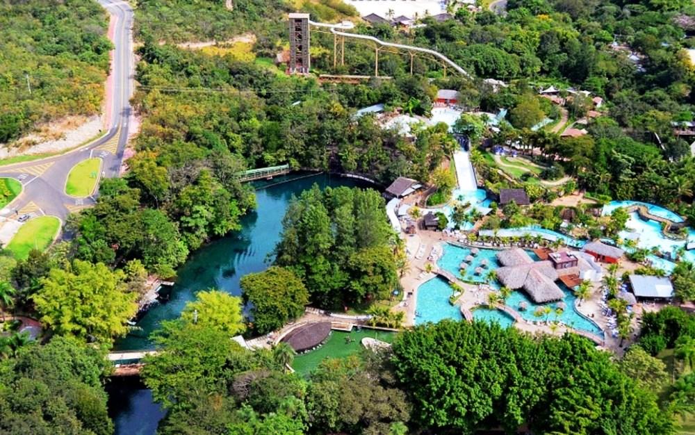 Incêndio atinge o resort de luxo Hot Park, em Rio Quente