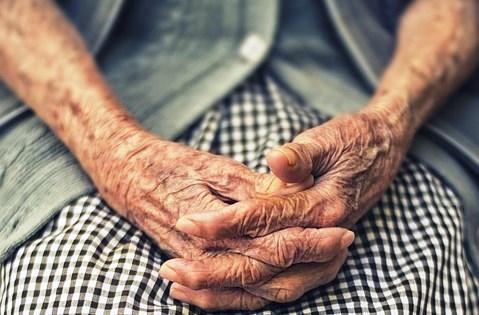Idosa de 99 anos morre após ser abusada por amigo da família
