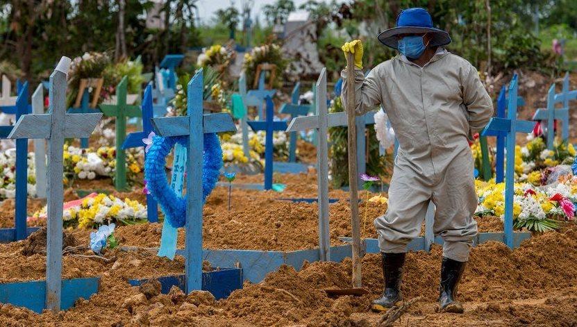 Brasil continua com média móvel de mortes em queda