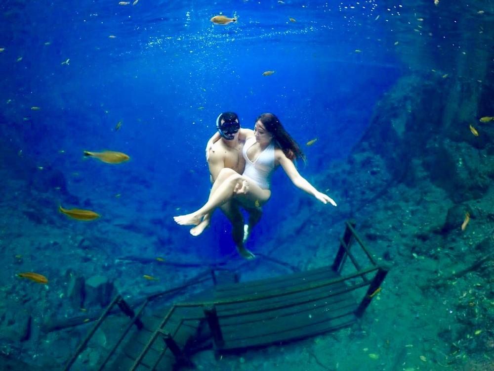 ‘Escada mais famosa’ na Lagoa Misteriosa vira cenário para turistas em mergulhos e viraliza na internet
