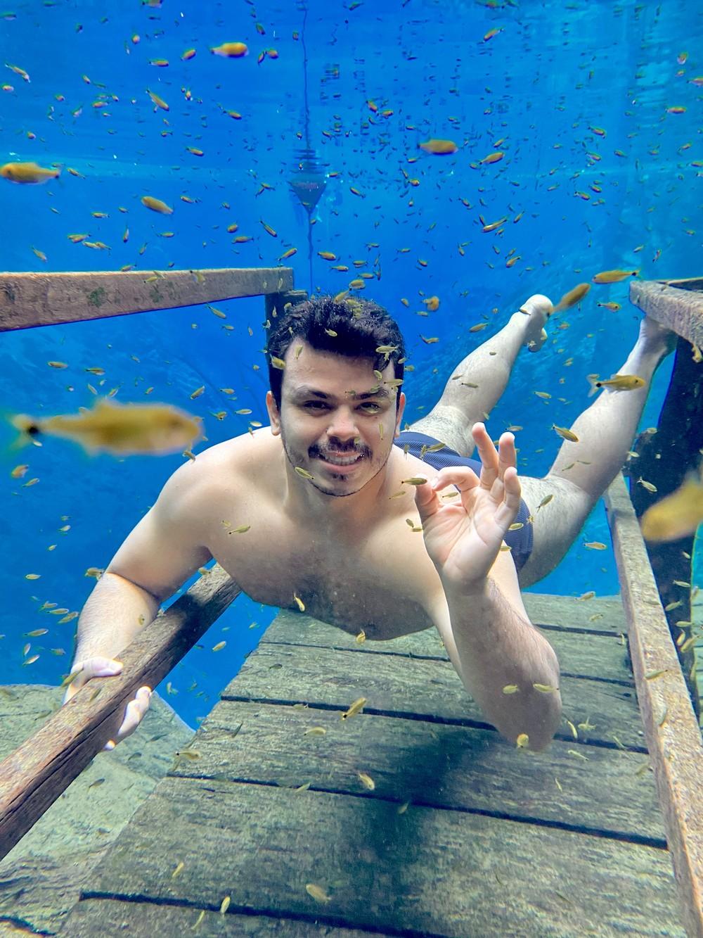 ‘Escada mais famosa’ na Lagoa Misteriosa vira cenário para turistas em mergulhos e viraliza na internet