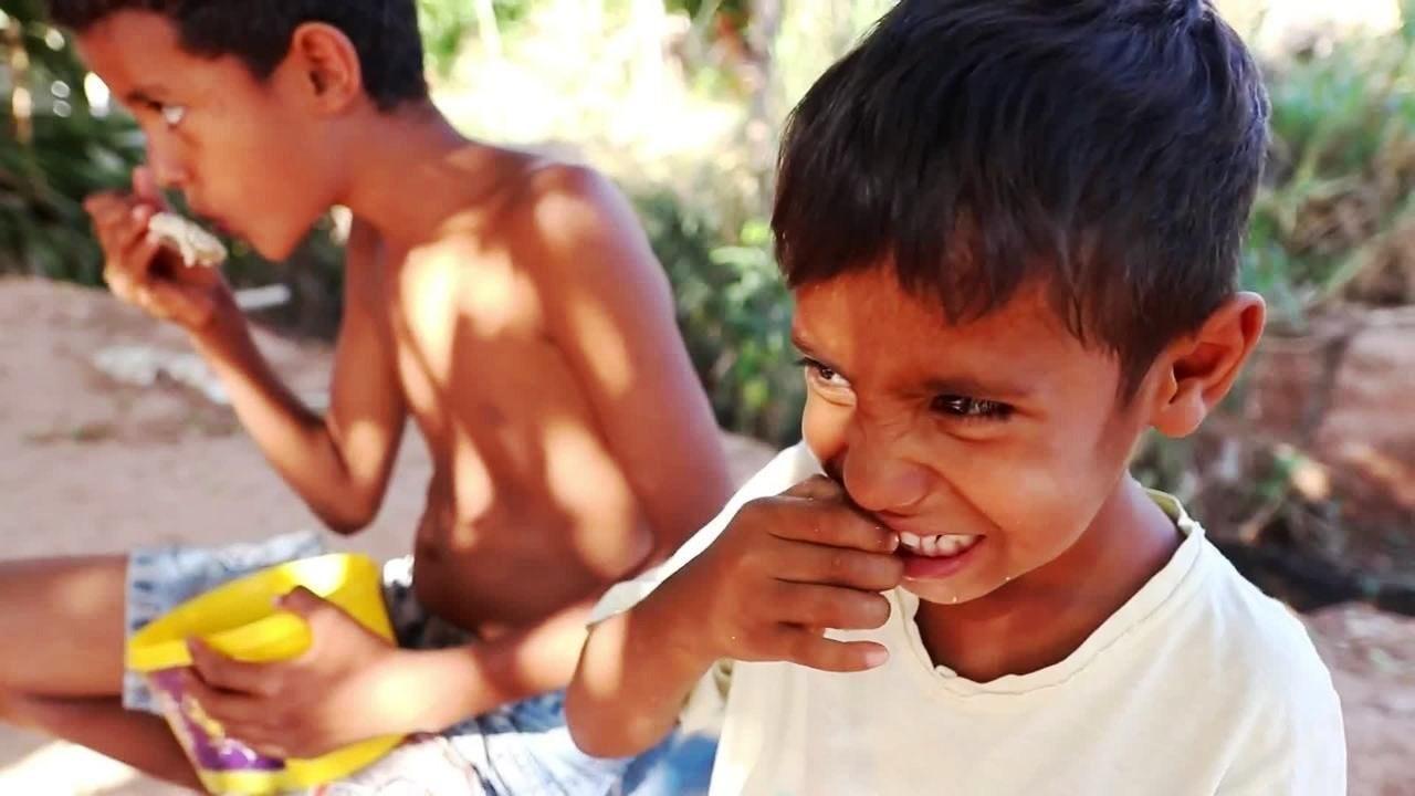 Caldo com ossos alimenta família por três dias: “Retrato da fome no Brasil”