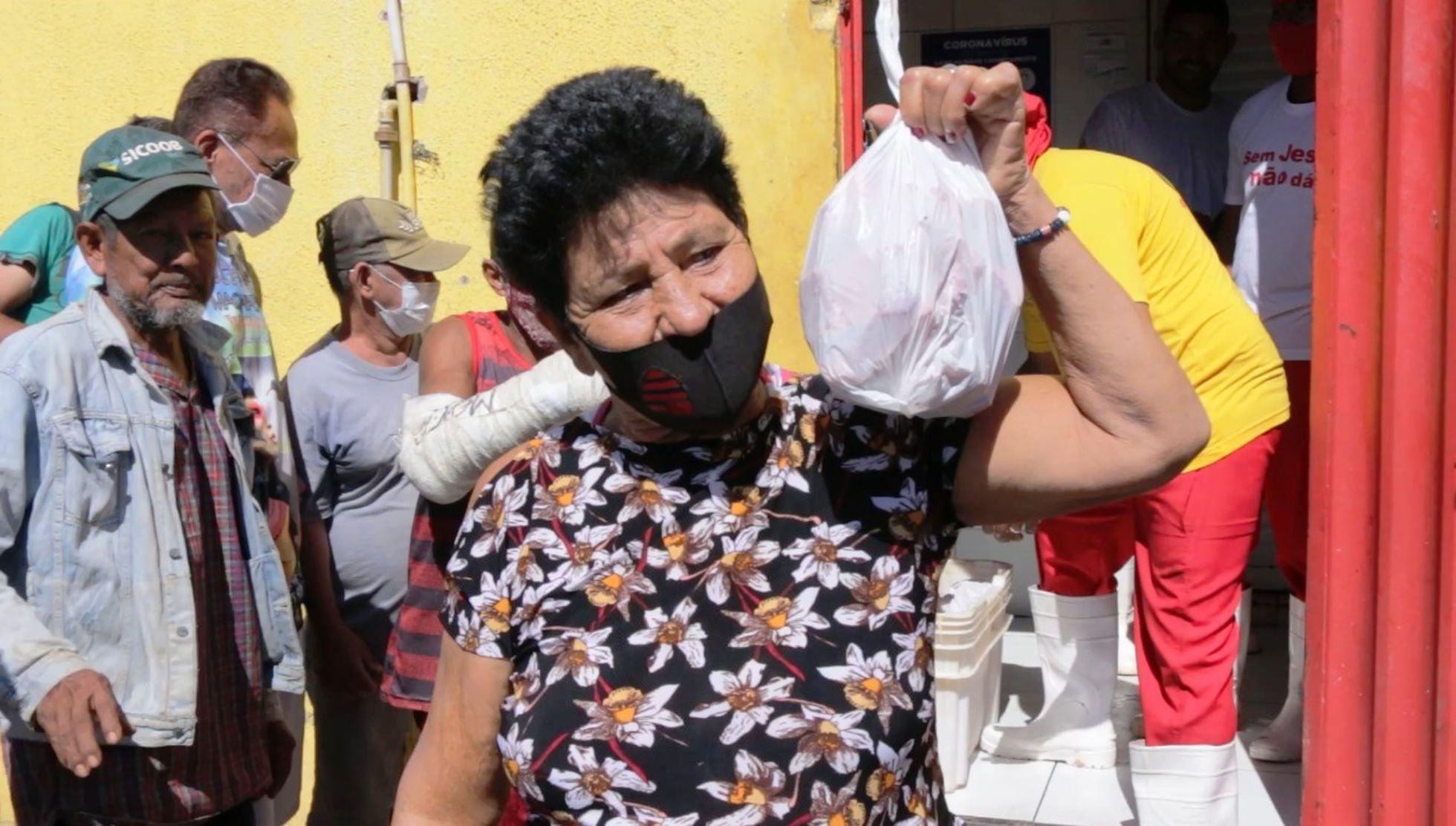 Ossos de boi, arroz e feijão quebrado formam cardápio de um Brasil que empobrece