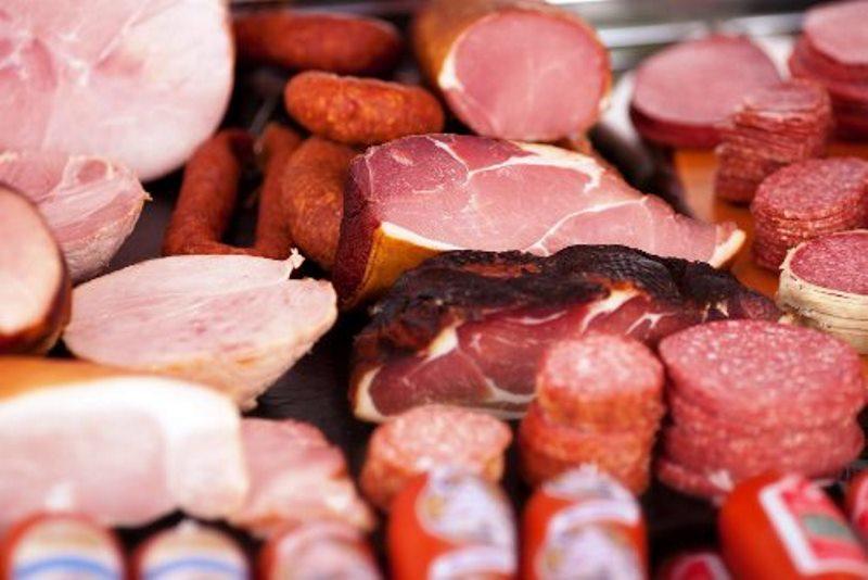 Consumo de carne vermelha processada está ligado a doenças cardíacas, afirma estudo