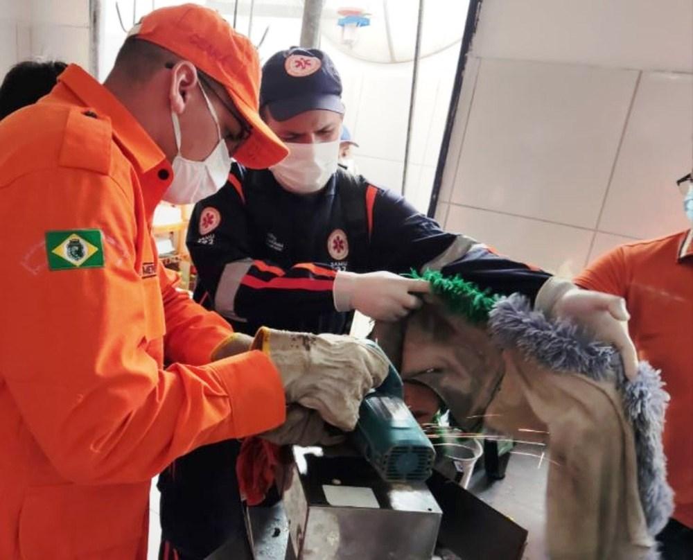 Homem tem mão presa em máquina e é resgatado pelos bombeiros