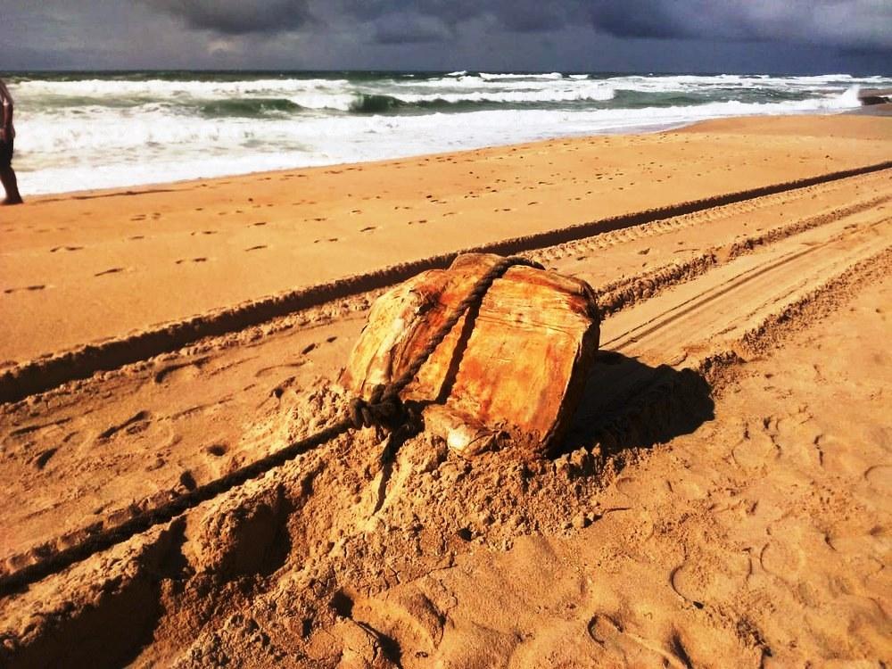 Caixas 'misteriosas' aparecem em praia de Salvador (BA)