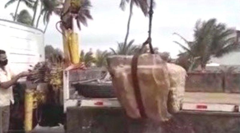 Caixas 'misteriosas' aparecem em praia de Salvador (BA)