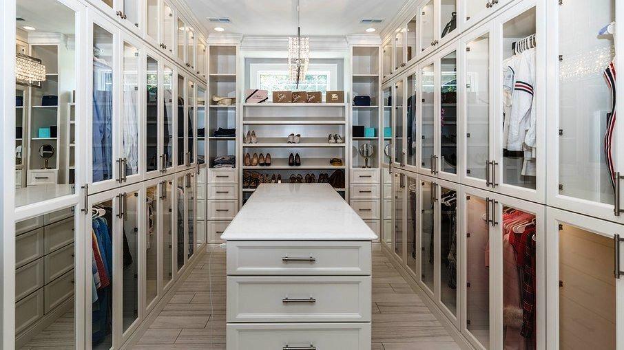 Vai montar um closet? Veja 8 dicas para fazer o espaço dos sonhos