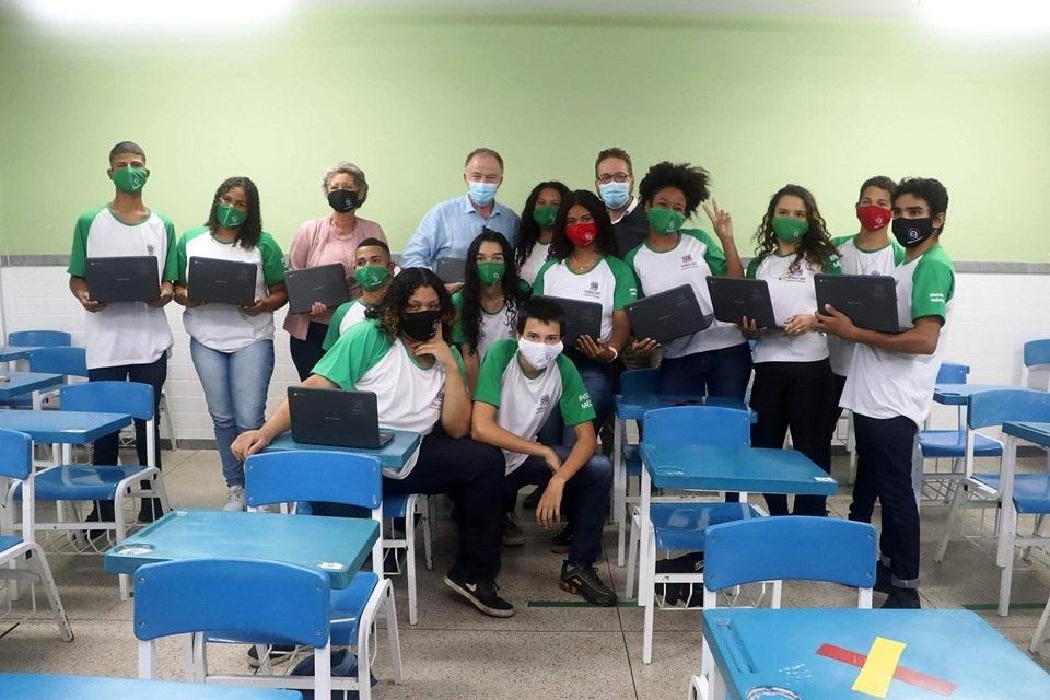Governador inicia entrega dos 60 mil chromebooks para alunos da Rede Estadual
