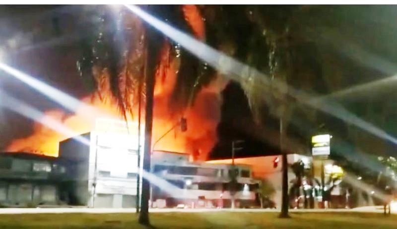 Incêndio destrói madeireira na BR-101, na Serra, ES