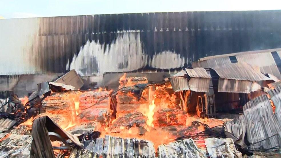Incêndio destrói madeireira na BR-101, na Serra, ES