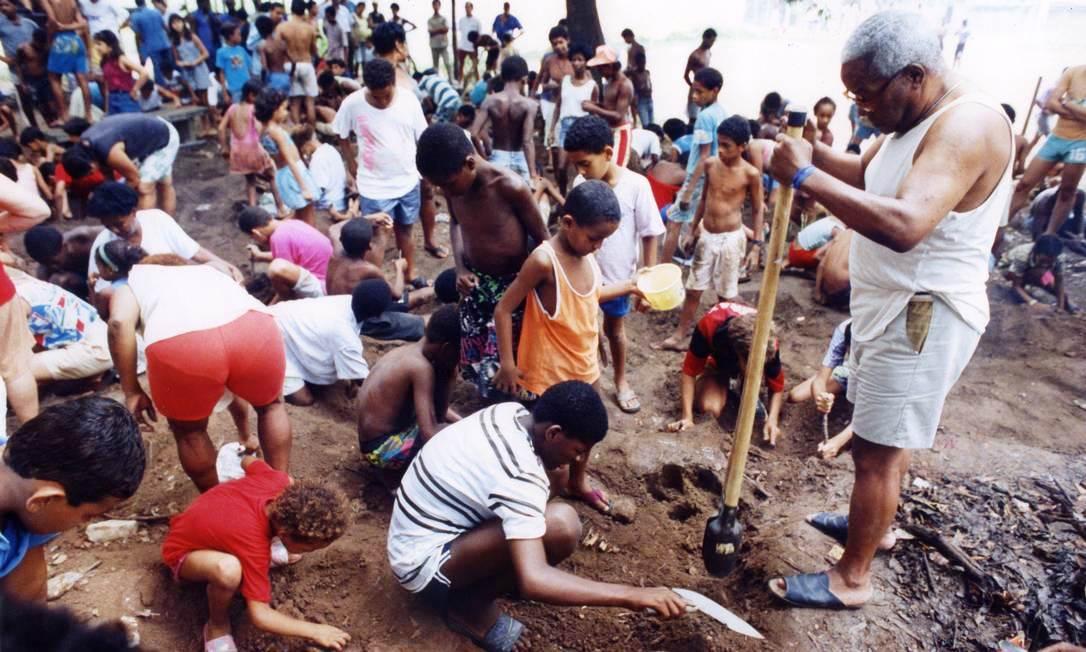 Há 30 anos, praça na Zona Norte do Rio virou um garimpo em busca de topázios e atraiu 400 pessoas