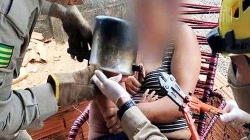Menino de 2 anos fica com a cabeça presa em panela de pressão