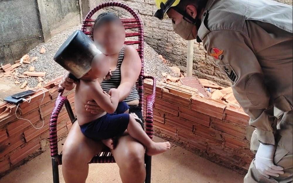 Menino de 2 anos fica com a cabeça presa em panela de pressão