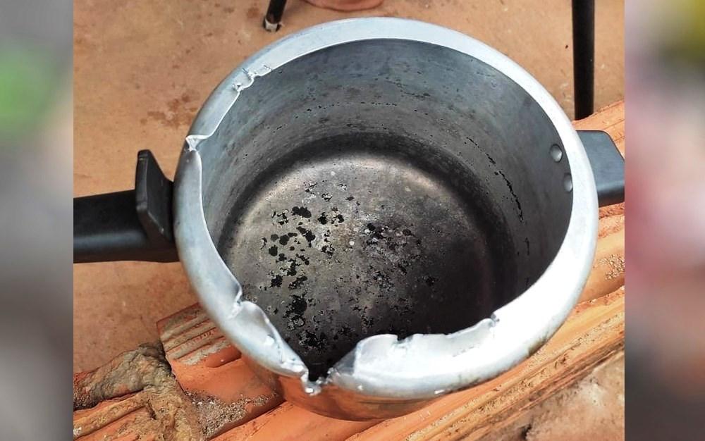 Menino de 2 anos fica com a cabeça presa em panela de pressão