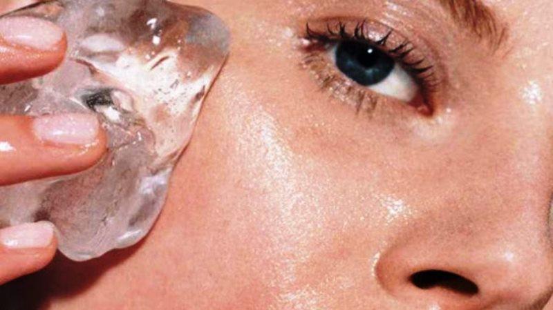 Veja como aplicar gelo no rosto para amenizar inchaços e a acne