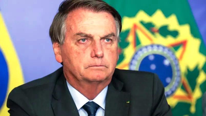 Bolsonaro diz que Barroso e Moraes extrapolam limites constitucionais e pedirá abertura de processo ao Senado