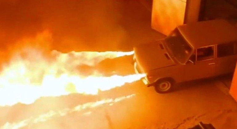 Mecânico constrói carro que lança jatos de fogo de 6 m pelos faróis