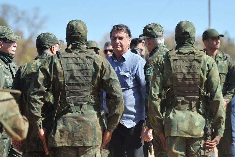 Bolsonaro acompanha treinamento militar das Forças Armadas em Goiás