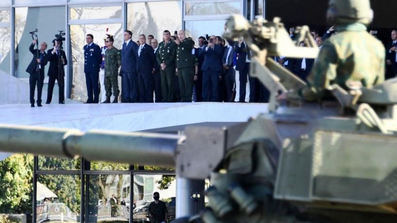 Bolsonaro acompanha treinamento militar das Forças Armadas em Goiás