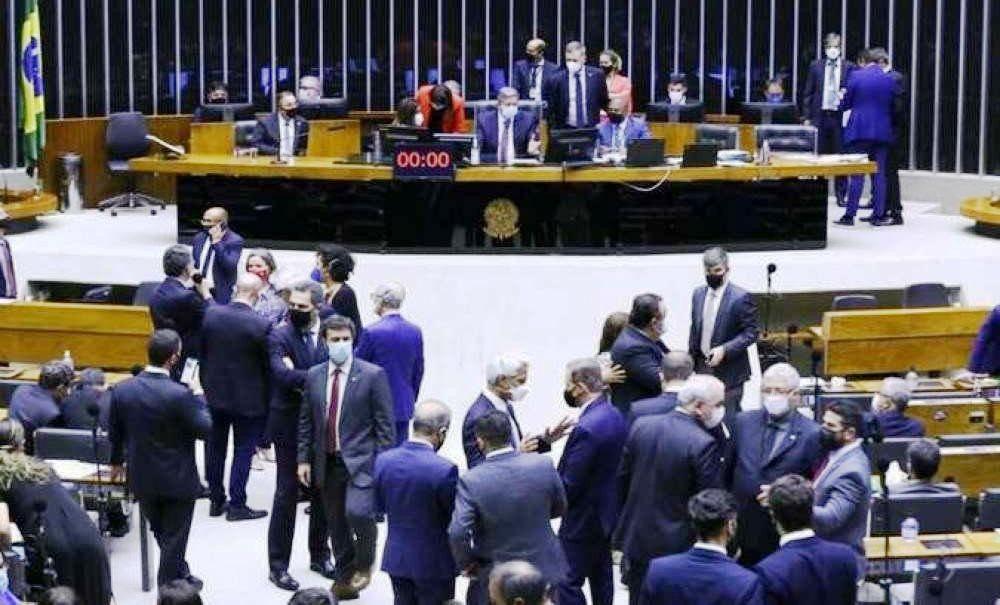 Câmara conclui votação de PEC que retoma coligações partidárias