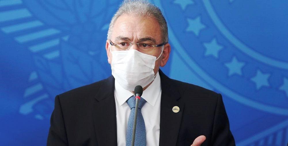 Terceira dose vai começar por idosos e profissionais de saúde, diz Queiroga