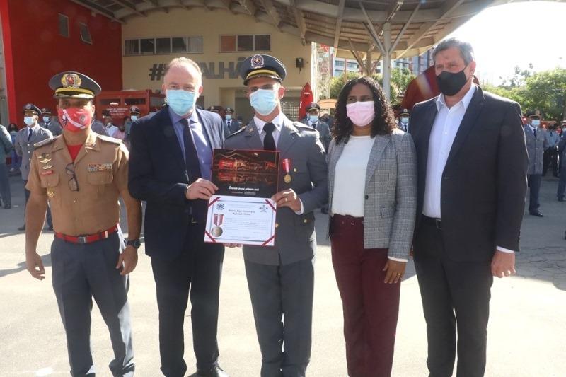 Corpo de Bombeiros realiza formatura de novos sargentos e reforma de cães militares