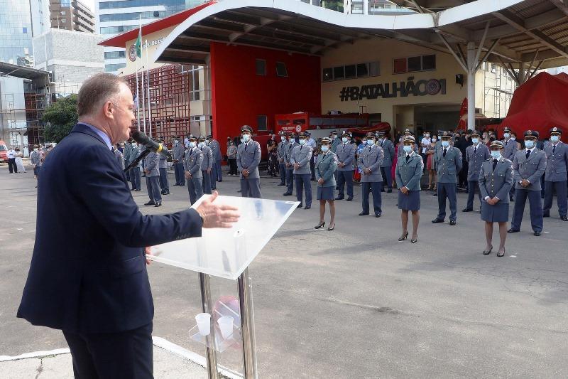 Corpo de Bombeiros realiza formatura de novos sargentos e reforma de cães militares