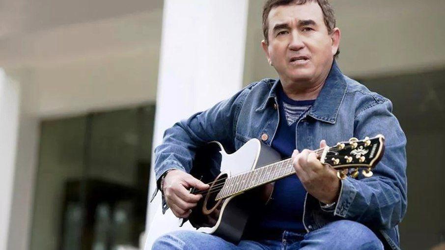 Amado Batista convoca povo para ato contra STF em vídeo