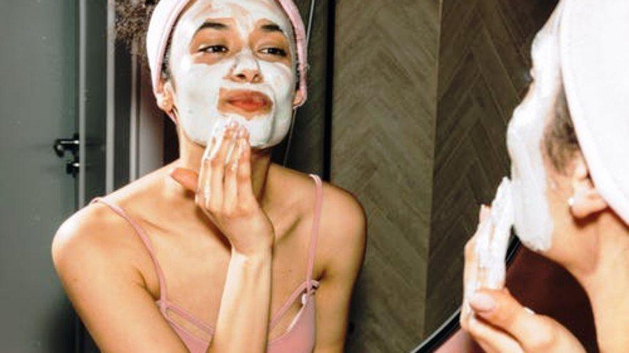 Saiba como fazer a limpeza de pele diária corretamente em seu skin care