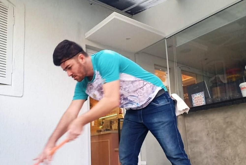 Homem que trabalha como diarista após perder emprego relata episódios de assédio: “Não sou garoto de programa”