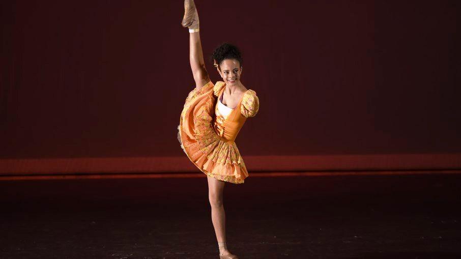 Sucesso na web, bailarina sem braços é destaque da nova geração do balé