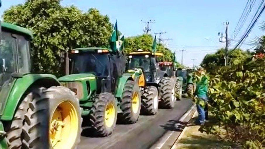 Ruralista investigado pelo STF chega à sede da PF em comboio de tratores