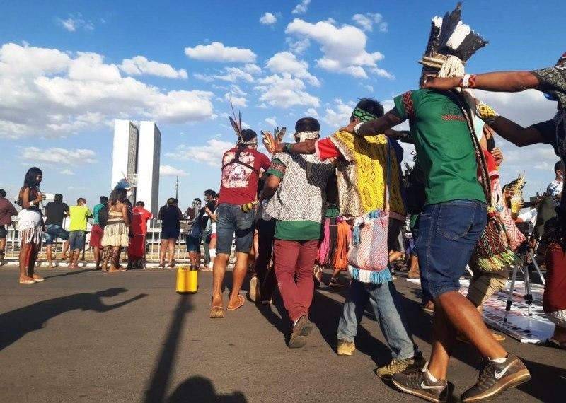 Indígenas protestam em Brasília contra medidas que dificultam demarcação de terras