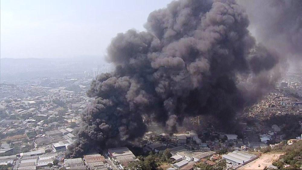 Incêndio de galpão em Barueri, na Grande SP, deixa 4 mortos, incluindo um bebê