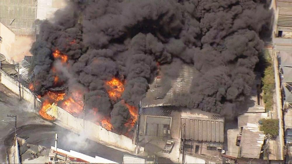 Incêndio de galpão em Barueri, na Grande SP, deixa 4 mortos, incluindo um bebê